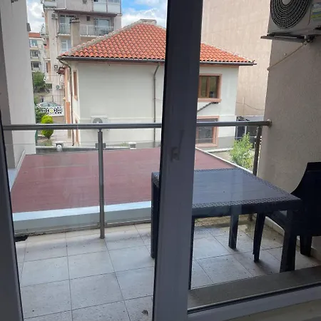 アパート Burgas, Sarafovo 2 Bedrooms And Living ブルガス
